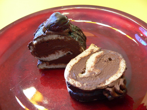 Csokikrémmel töltött piskótatekercs