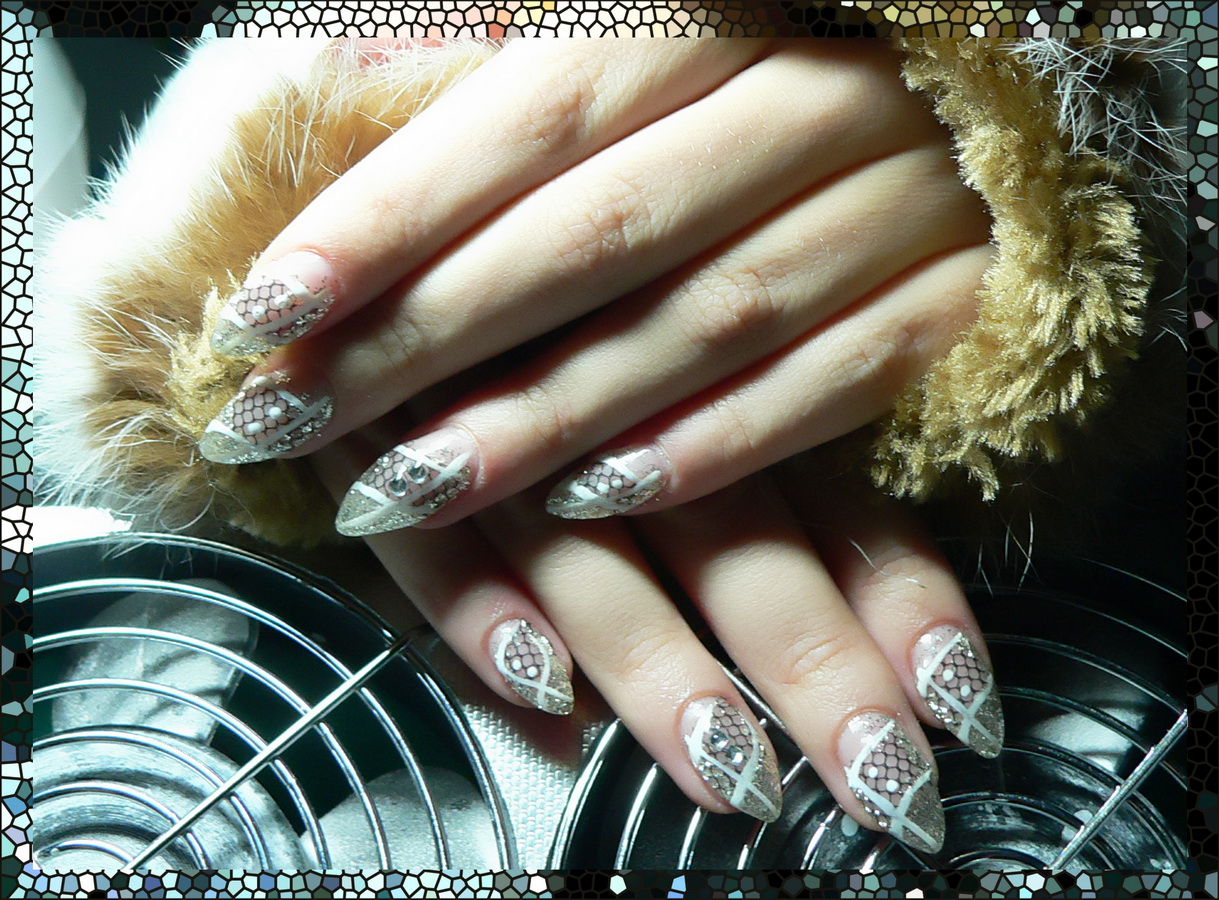 Ezüstös körmzselé