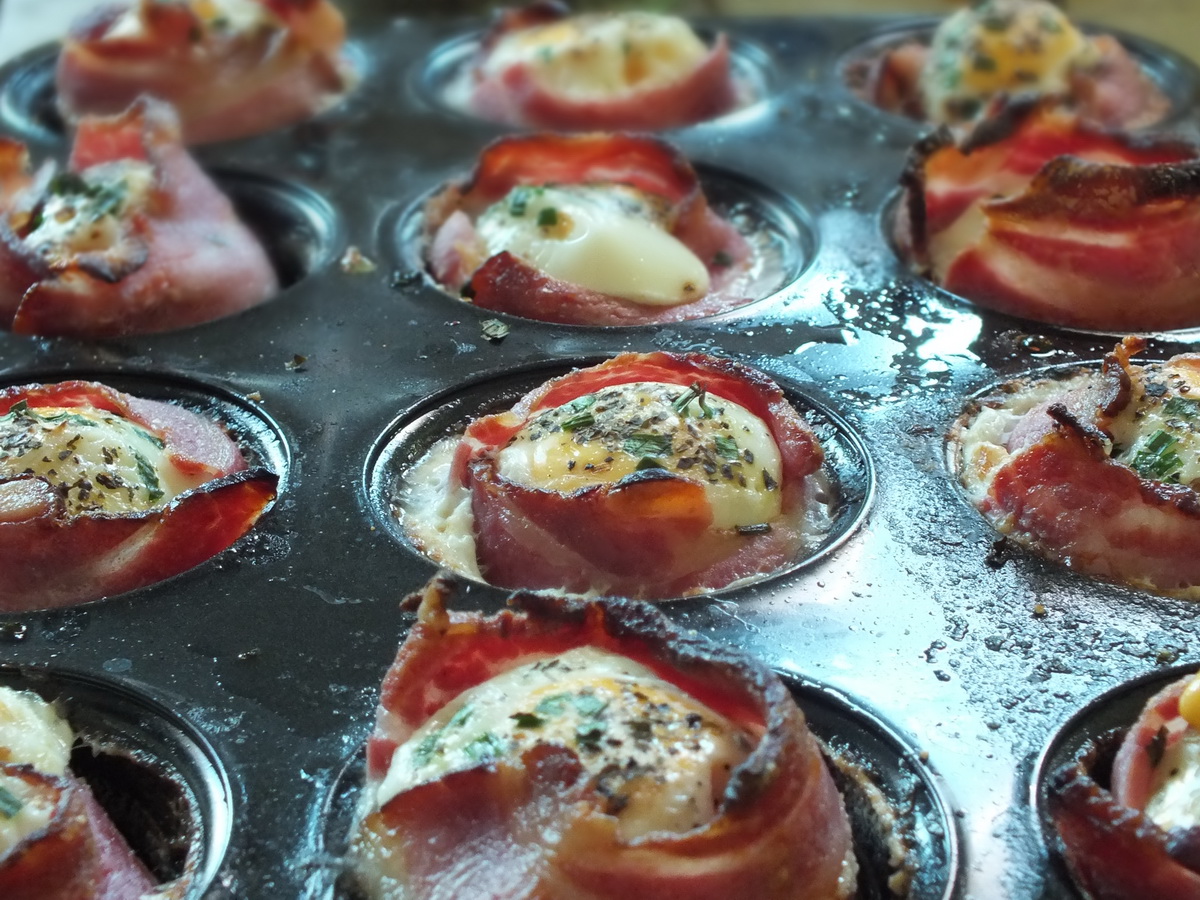 Tojás bacon-kosárkában