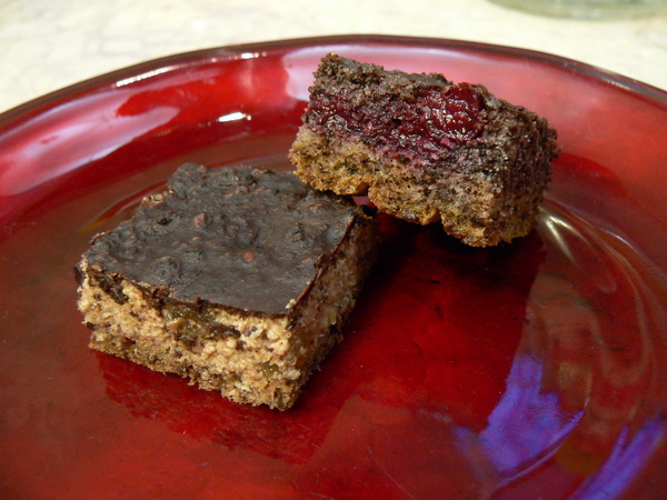 Diós-mazsolás és meggyes-mákos kocka