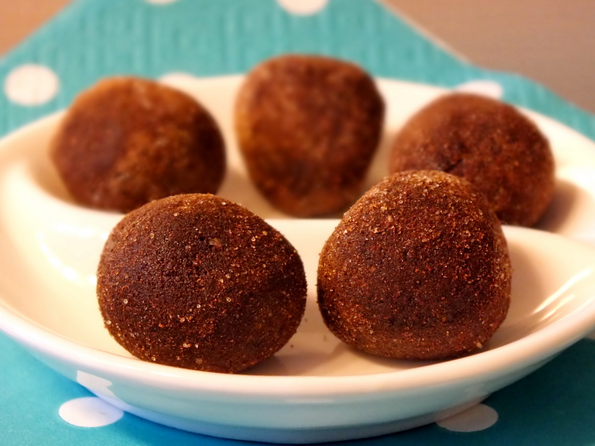 Fahéjas csokigolyók (datolyás)